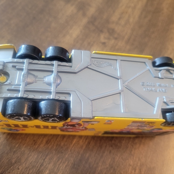 M&M's Colorful Racing Bus - Picture 6 of 6